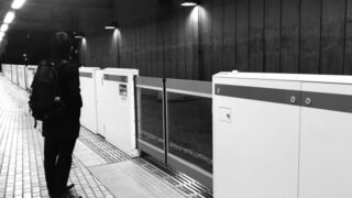 浮気された男性の姿