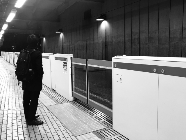 浮気された男性の姿