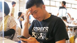 スマホを見る男性