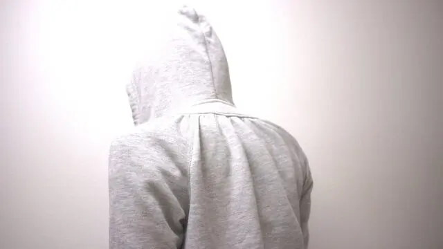 すぐ殻にひきこもる男性