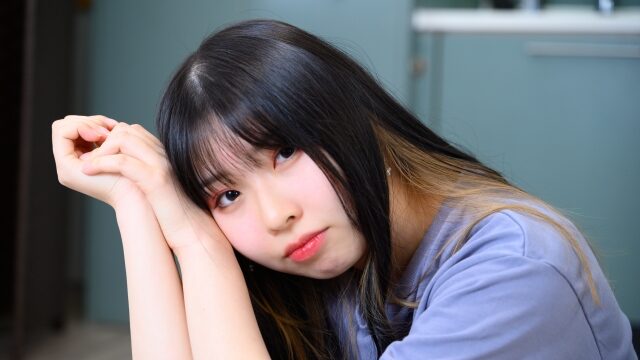 甘えたくなるから距離を取る彼との関係に悩む女性