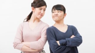 喧嘩する母と娘