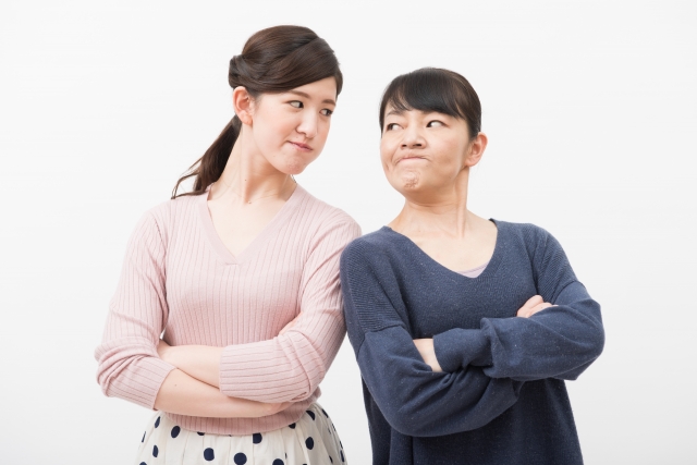 喧嘩する母と娘