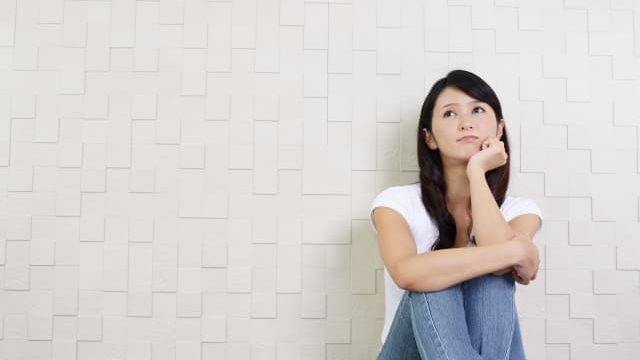 私は依存的なのかと考え込む女性