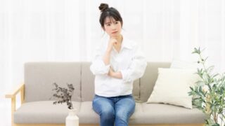 考え事をする女性