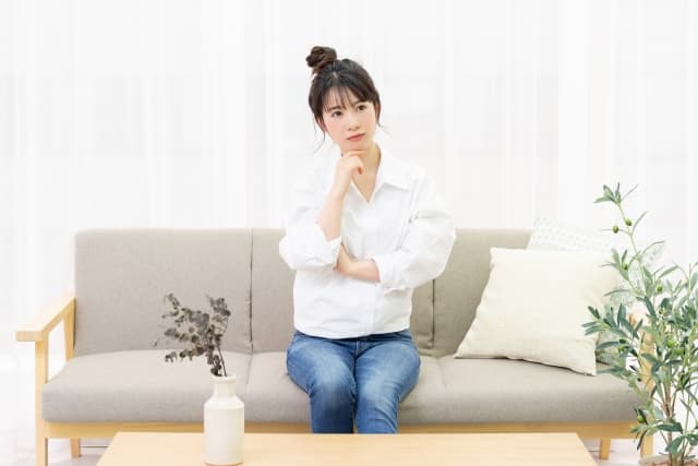 考え事をする女性