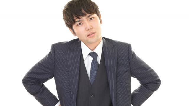 何かと否定的な言葉を使う男性