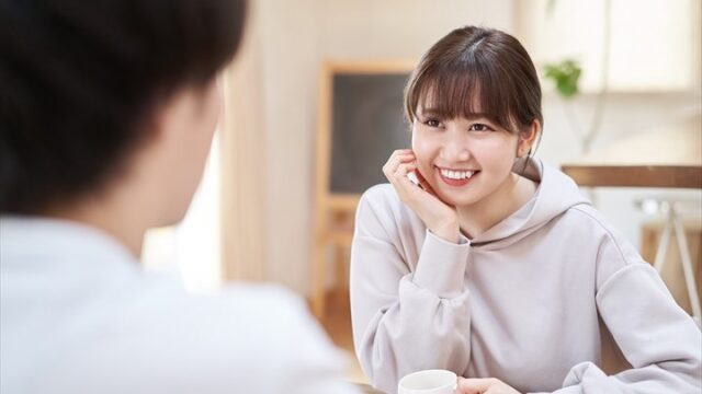 褒めても喜ばない彼と笑顔で会話する女性