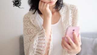 スマホを見て困る女性