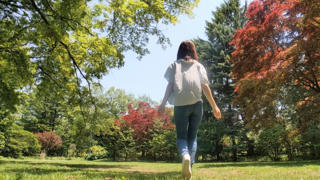 歩き出す女性