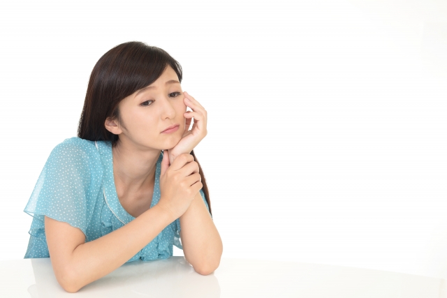 悩む女性