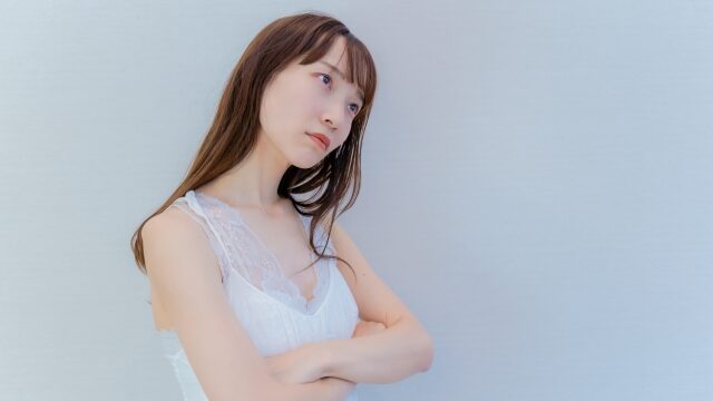 難しい彼を選んで考え込む女性