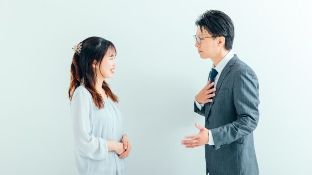 語り合う男女