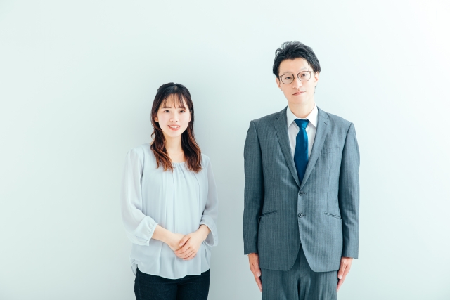 並び立つ男女