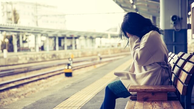 駅で泣き続ける女性