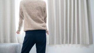 背を向ける男性