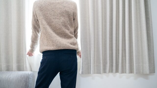 背を向ける男性