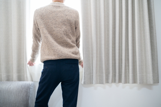 背を向ける男性