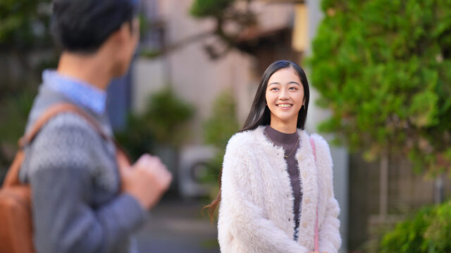 笑顔で向き合う男女