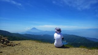 言いたいことを言えず座る女性