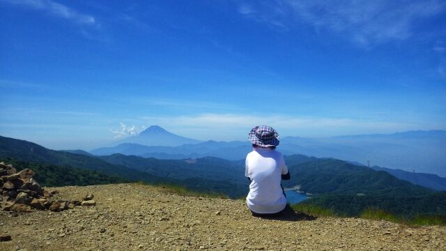 言いたいことを言えず座る女性