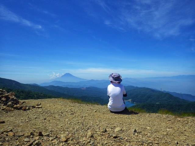 言いたいことを言えず座る女性