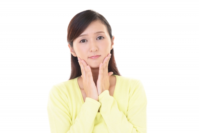 困っている女性の姿