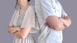 腕組みをして喧嘩する男女