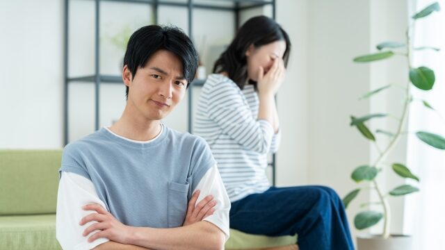 怒る男性と泣き出す女性