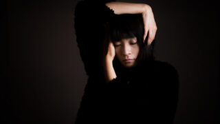 深く考え込む女性