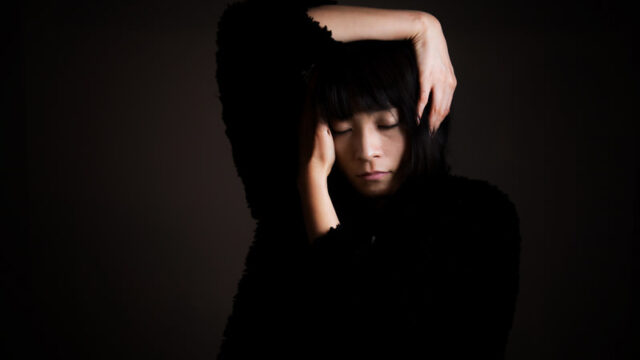 深く考え込む女性
