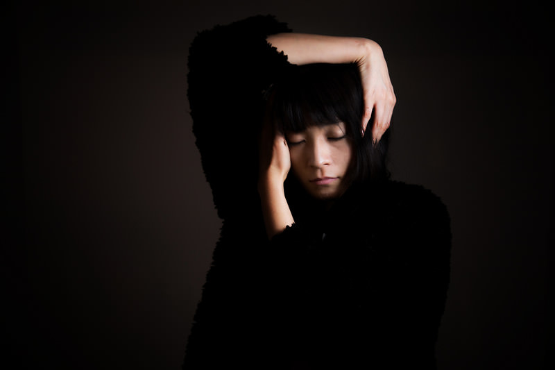 深く考え込む女性