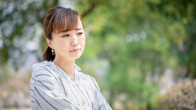 仕事に疑問を感じている女性