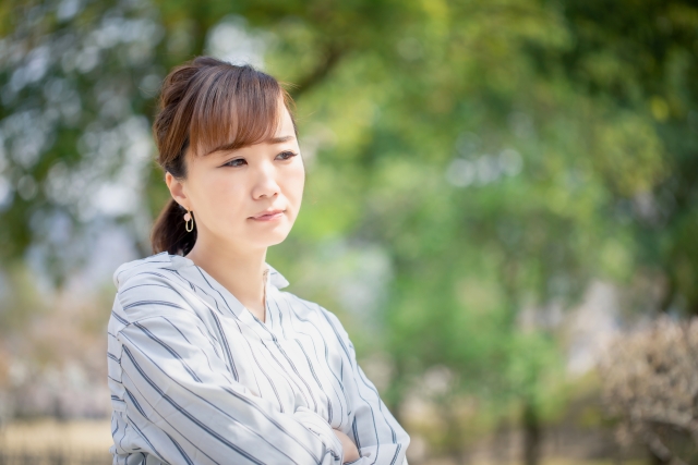 仕事に疑問を感じている女性