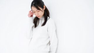 悩む女性
