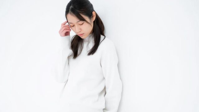 悩む女性