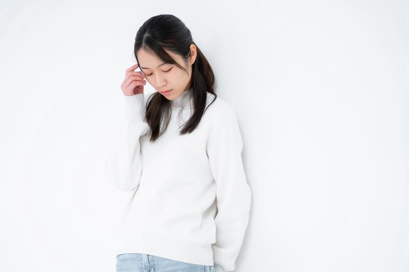 悩む女性