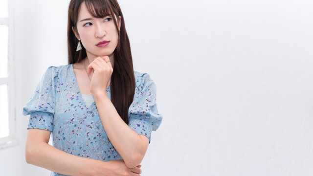 我慢する女性