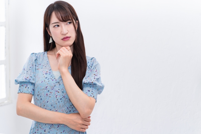 我慢する女性