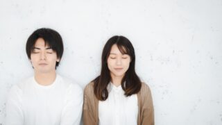 向き合う夫婦