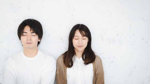 向き合う夫婦