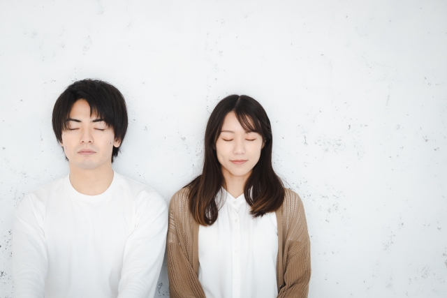 向き合う夫婦