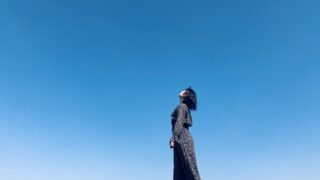 空を向いて歩く女性