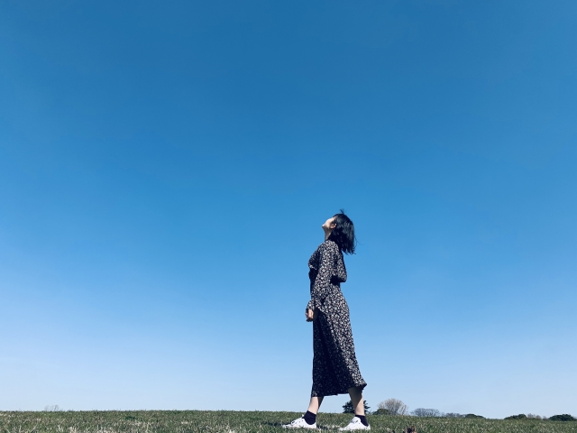 空を向いて歩く女性