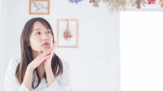 予感を感じている女性
