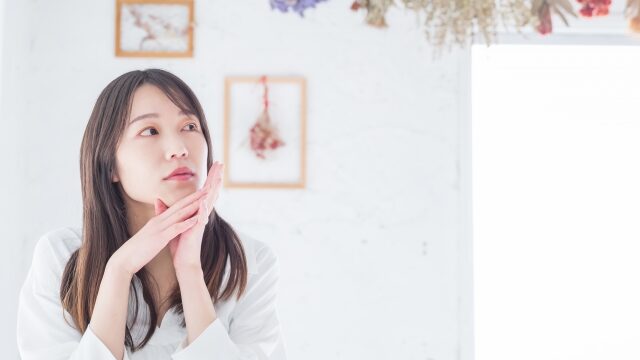 予感を感じている女性