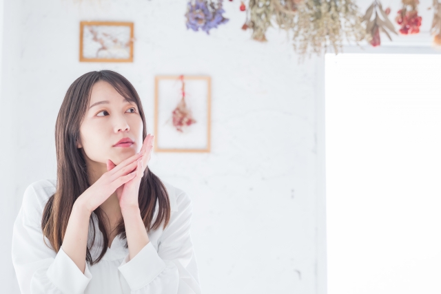 予感を感じている女性