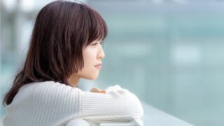 遠くを眺める女性