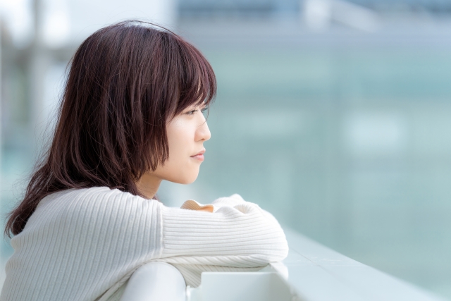 遠くを眺める女性
