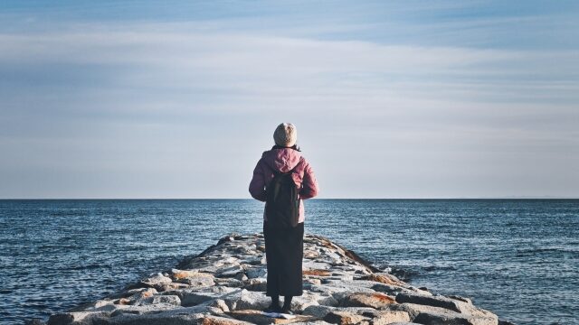 遠くを見つめる女性